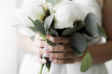 Düğün günü gelinin elinde bir buket beyaz şakayık olacak. Seçici odaklanma. film tahılı