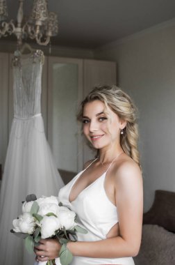 Gelin, düğün günü elinde buketle gelecek. Düğün töreni. Seçici odaklanma. film tahılı.