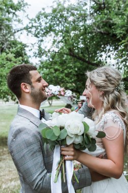 Gelin ve damat düğün töreninde. Misafirleri tebrik ederim. Gül yapraklarıyla duş almak. Seçici odaklanma. film tahılı.