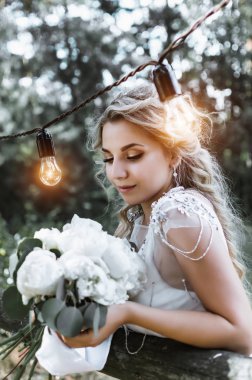 Gelin, düğün günü elinde buketle gelecek. Düğün töreni. Seçici odaklanma. film tahılı.