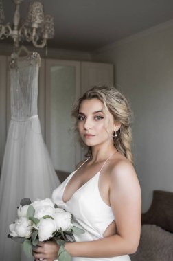 Gelin, düğün günü elinde buketle gelecek. Düğün töreni. Seçici odaklanma. film tahılı.