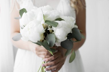 Düğün günü gelinin elinde bir buket beyaz şakayık olacak. Seçici odaklanma. film tahılı