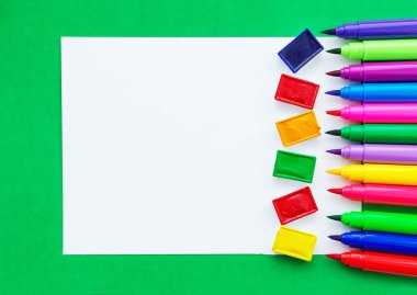 Şablon. Kağıt üzerinde suluboya boyalar ve keçeli kalemler ve yazı için bir yer. Yukarıdan görüntüle.