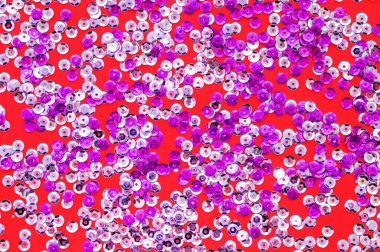 Doku. Kırmızı arka planda örümcekler. Yukarıdan görünüşü.