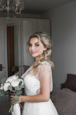 Gelin, düğün günü elinde buketle gelecek. Düğün töreni. Seçici odaklanma. film tahılı.