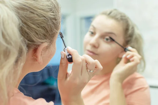 Den Blonda Flickan Målar Sina Ögonfransar Med Mascara Hemma Framför — Stockfoto