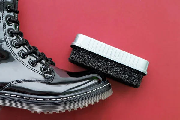 Uma Esponja Sapato Lado Sapato Patente Preto Polido Fundo Borgonha — Fotografia de Stock