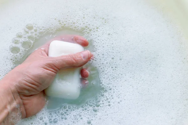 Pedaço Sabão Branco Mão Homem Sobre Fundo Sabão Suds Conceito — Fotografia de Stock