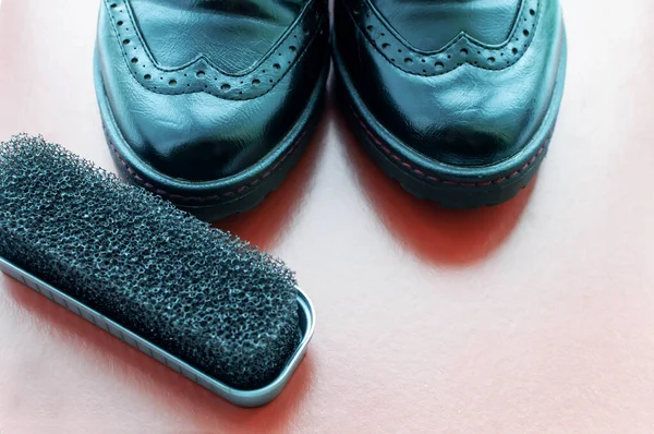 Uma Esponja Sapato Lado Sapatos Couro Preto Polido Fundo Laranja — Fotografia de Stock