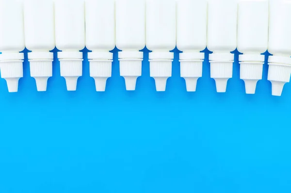 Garrafas Com Gotas Nariz Fundo Azul Com Lugar Para Escrever — Fotografia de Stock