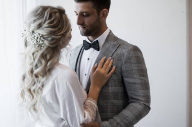 Gelin ve damat düğün günü kucaklaşırlar. Düğün töreni için hazırlık. Seçici odaklanma. film tahılı.