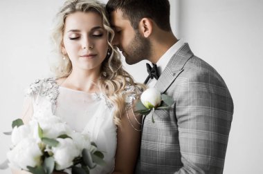 Gelin ve damat düğün günü kucaklaşırlar. Seçici odaklanma. film tahılı.