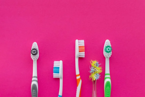 Escovas Dentes Novas Multicoloridas Uma Escova Dentes Velha Fundo Rosa — Fotografia de Stock