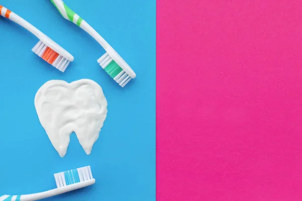 Escovas Dentes Multicoloridas Fundo Azul Rosa Com Padrão Dente Desenhado — Fotografia de Stock
