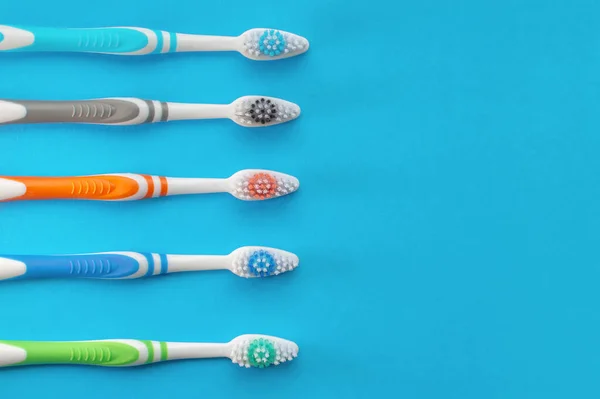 Bunte Zahnbürsten Auf Blauem Hintergrund Der Blick Von Oben Das — Stockfoto