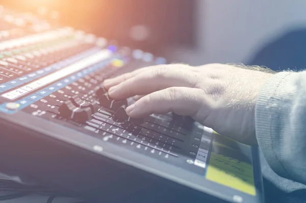 Mão Humana Console Mixagem Estúdio Gravação Destaque Fechar — Fotografia de Stock