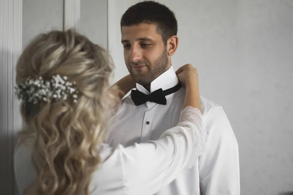 Morning Bride Groom Bride Helps Dress Groom Wedding Day Selective — Stock Photo, Image