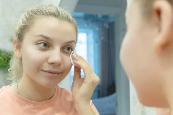Söt Vacker Flicka Tar Bort Makeup Med Hjälp Bomullspads Närbild — Stockfoto