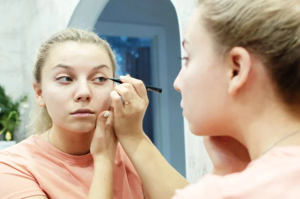 Una Chica Pinta Los Ojos Hace Flechas Con Ayuda Espejo — Foto de Stock