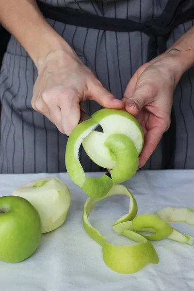 Руки Кухаря Чистять Зелене Яблуко Ножем Домашній Торт Домашня Робота — стокове фото