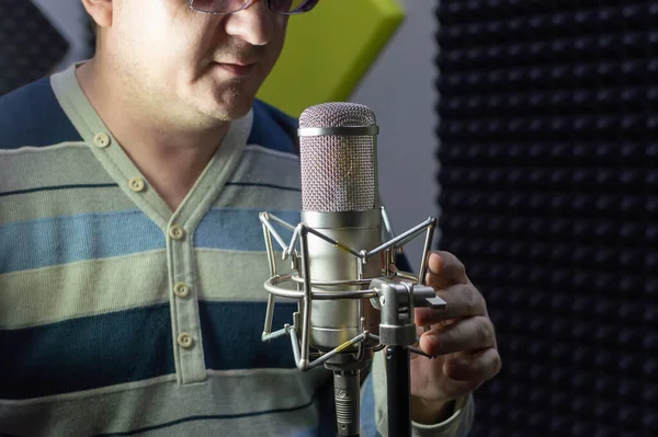 Muž Mikrofonu Nahrávacím Studiu Hudební Kreativita Zavřít — Stock fotografie