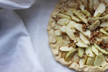 Fırına koymadan önce çiğ elmalı turta. Ev yapımı kek. Ev işi. Kapat..