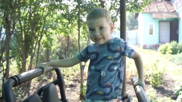 Niño Niño Jugando Patio Una Casa Verano Caliente — Vídeo de stock