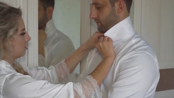Девушка Помогает Мужчине Одеться Перед Работой Перед Свадьбой — стоковое видео