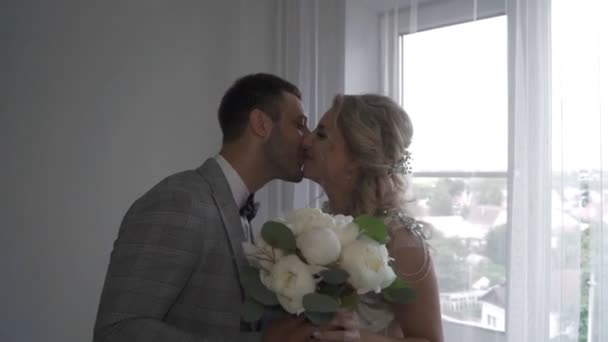 Een Man Geeft Een Meisje Bloemen Bruidegom Geeft Een Boeket — Stockvideo