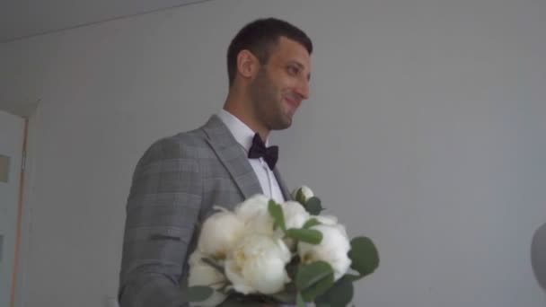 Egy Férfi Virágot Egy Lánynak Vőlegény Csokrot Menyasszonynak Ajánlatot Tesz — Stock videók