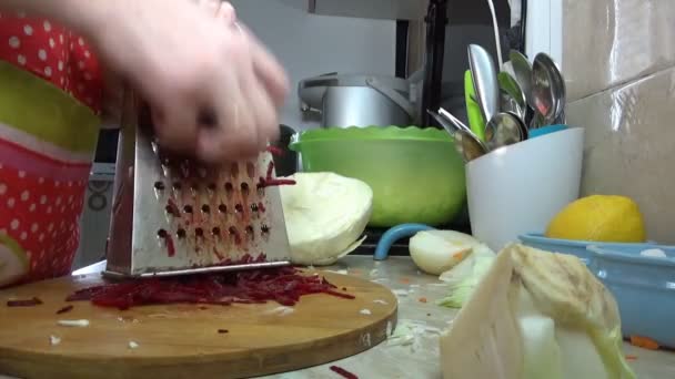 Ragazza Taglia Barbabietole Insalata Stufato Verdure Nella Cucina Casa — Video Stock