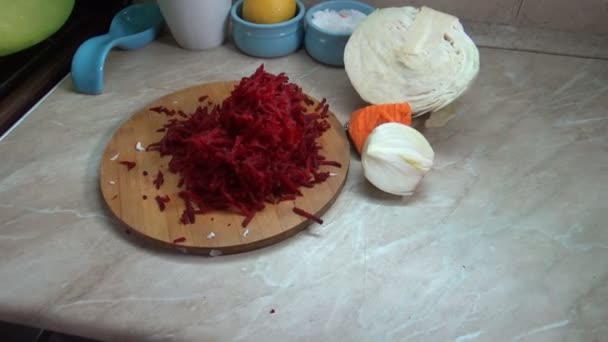 Niña Corta Remolachas Para Ensalada Estofado Verduras Cocina Casera — Vídeo de stock