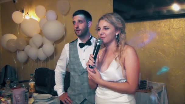 Bruid Bruidegom Een Restaurant Pratend Microfoon Pratend Met Gasten — Stockvideo