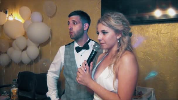 Bruid Bruidegom Een Restaurant Pratend Microfoon Pratend Met Gasten — Stockvideo