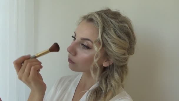 Chica Pone Maquillaje Cara Antes Boda — Vídeos de Stock