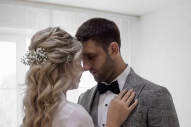 Gelin ve damat düğün günü kucaklaşırlar. Düğün töreni için hazırlık. Seçici odaklanma. film tahılı.