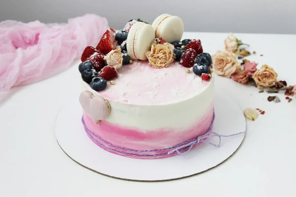 Κέικ Κρέμα Ροζ Φράουλες Μύρτιλλα Και Μακαρόνια Στο Τραπέζι Δώρο — Φωτογραφία Αρχείου