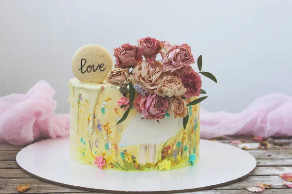 Delicata Torta Alla Panna Decorata Con Fiori Biscotti Forma Cuore — Foto Stock