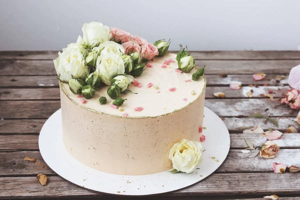 Bolo Creme Rosa Decorado Com Flores Frescas Uma Banca Bolo — Fotografia de Stock