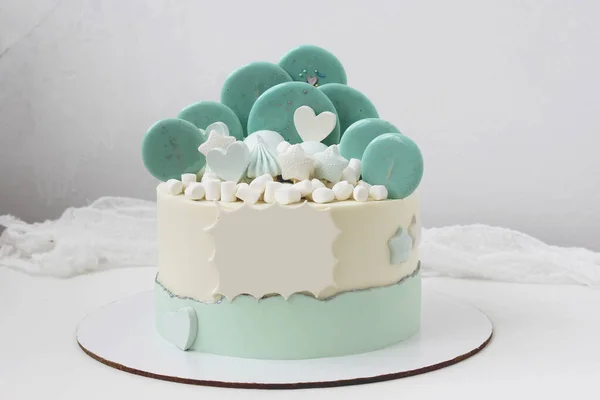 Delikat Blå Grädde Tårta Dekorerad Med Klubbor Och Marshmallows Med — Stockfoto