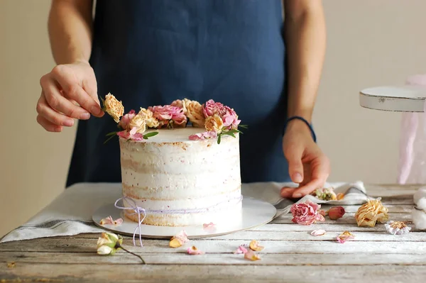 Women Hands Decorate Cream Cake Fresh Flowers Horizontal Photo Selective — Stock Photo, Image