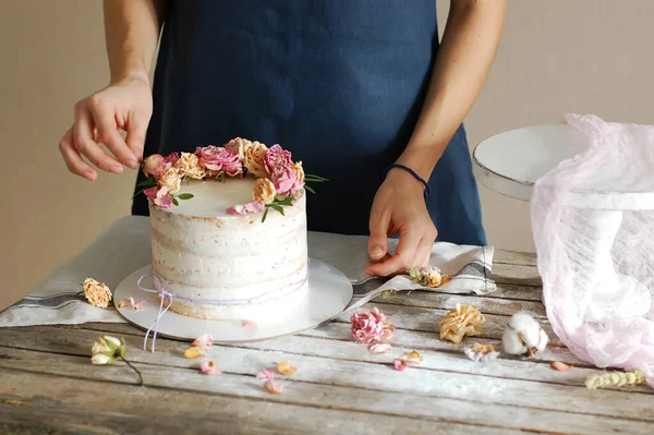 Women Hands Decorate Cream Cake Fresh Flowers Horizontal Photo Selective — Stock Photo, Image