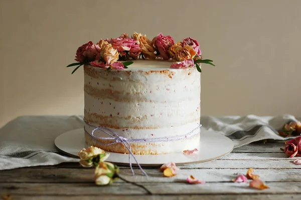 Bolo Creme Branco Decorado Com Flores Frescas Uma Mesa Madeira — Fotografia de Stock