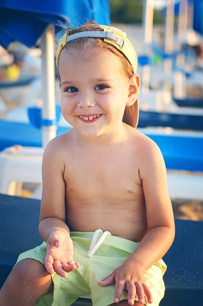 Szczęśliwy Uśmiechnięty Chłopiec Szortach Czapka Przy Leżakach Słoneczny Dzień Turystyka — Zdjęcie stockowe