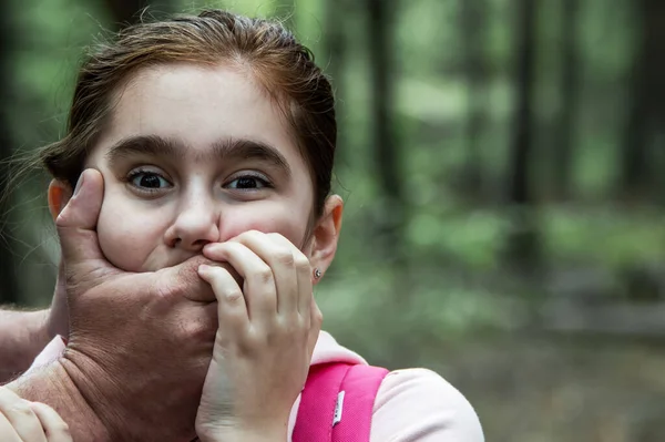 Child Abduction Man Puts His Hand Mouth Terrified Teenage Girl — Stock Photo, Image