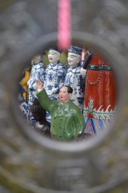 Efsanevi Başkan Mao Ze Dong Çin'in bir tarihsel seramik bebek üzerinde odaklanmak.