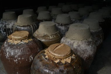 Bir grup mühürlü seramik bira varil.