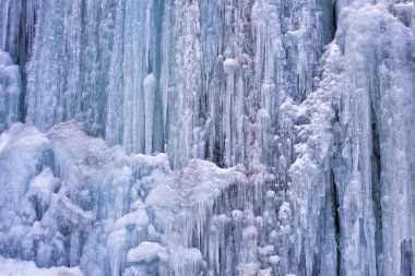 Soğuk bir kış aylarında bir güzel buz oluşumu closeup fotoğraf oluşan bir dağ duvara