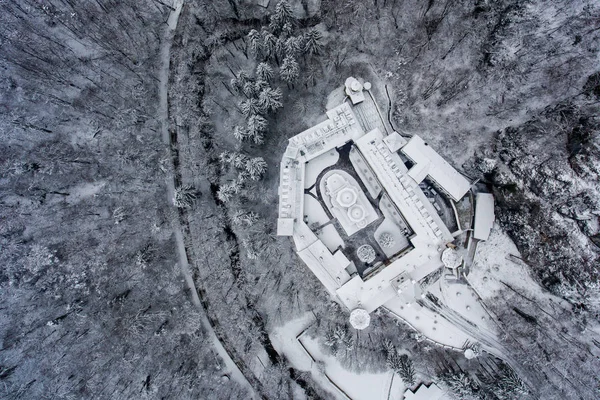 Kar ile büyüleyici bir kış manzarası güzel bir manastır Romanya Hava dron fotoğraf ayarlayın