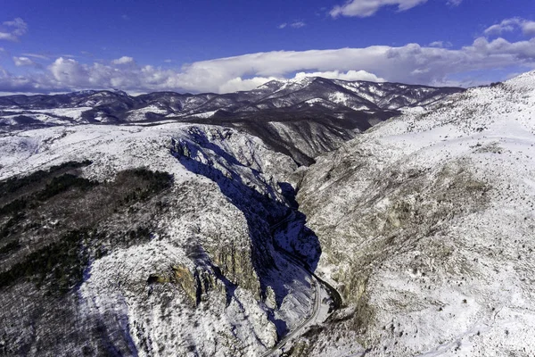 Kış dağ manzarası ile karlı Nehri Vadisi hava bir dron vurdu
